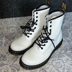 DR. MARTENS - WORN TWICE! great condition white